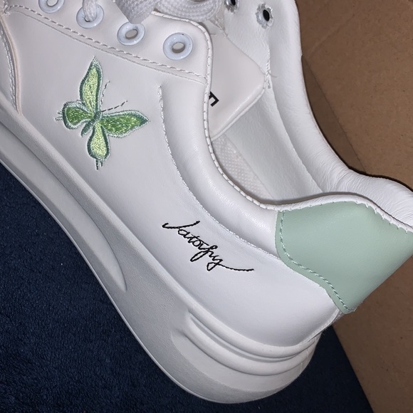 butterfly embroidery sneakers !! - Picture 3 of 5